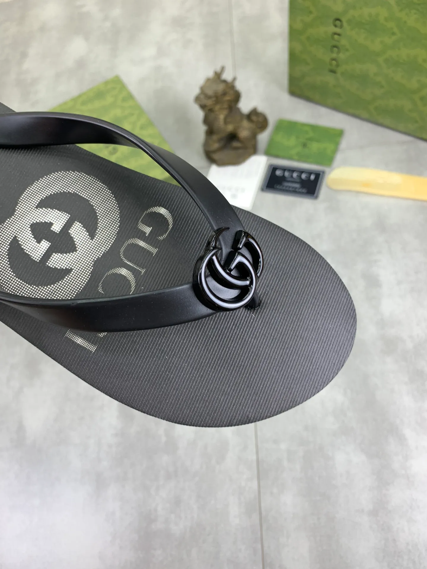 Men's men's shoes 💰P220💰【New style】🆘【GUCCI】Official website's popular Gucci adult couple 🧑‍🤝‍🧑 style, children's flip-flops are on sale at the counter simultaneously! Original fabric imported from Italy. Original bottom provided by the original factory. Size: Adult 36-45. Children’s size: 30-37. Multiple colors available.